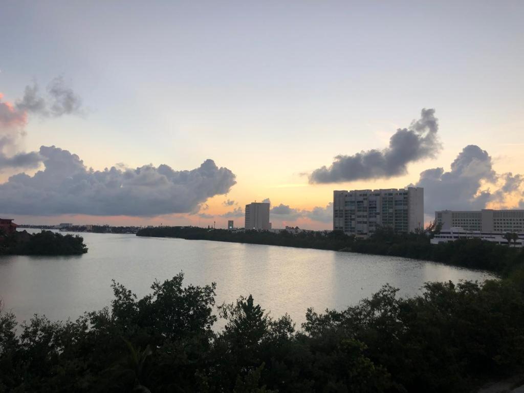 777 Lenderman Hostal 777 Cancun Bagian luar foto